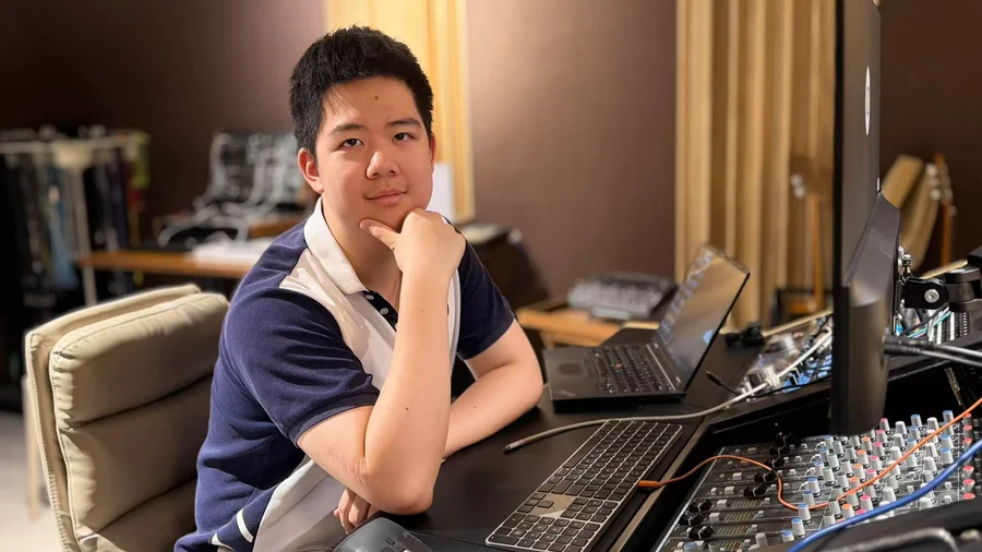 Shuran at a music workstation